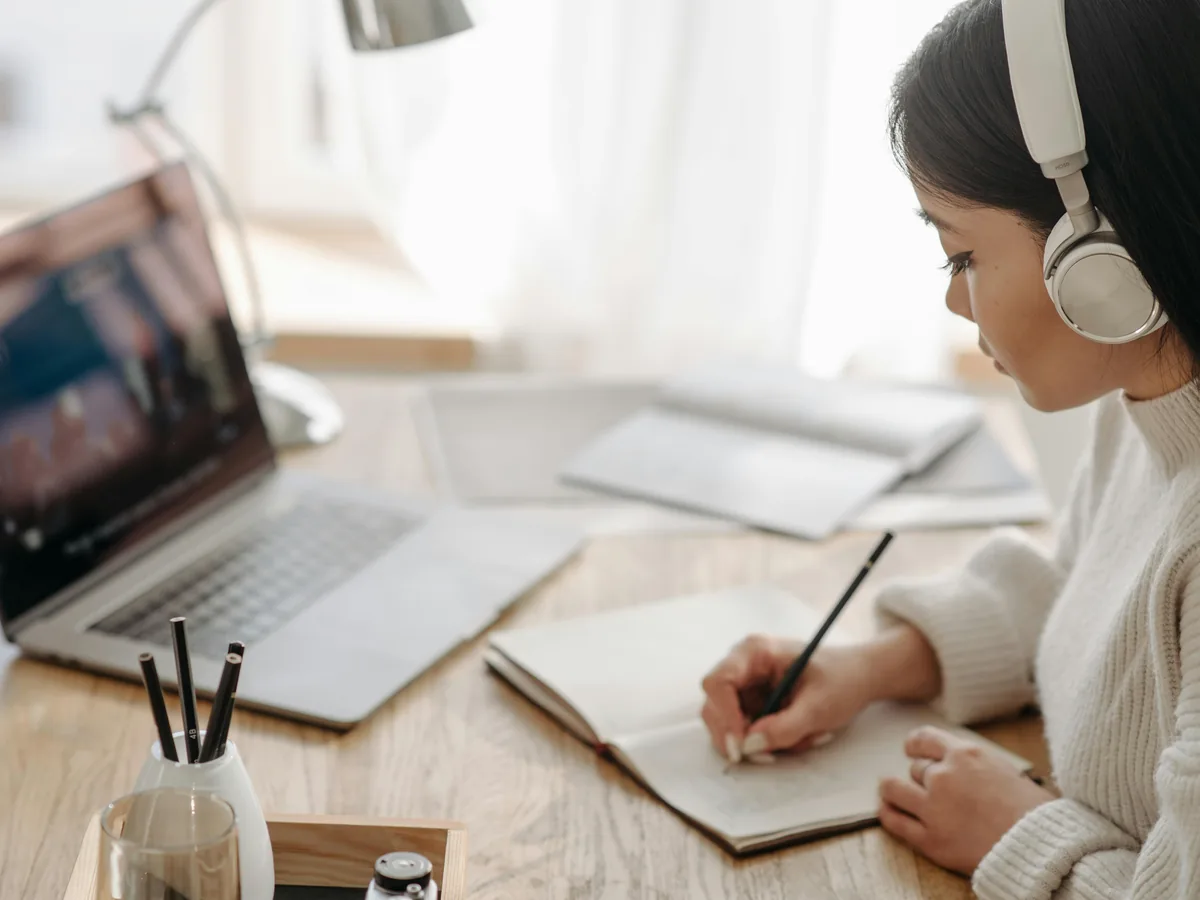 Online Chinese training session for international professionals